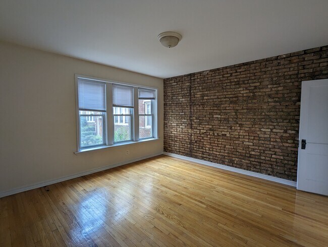 Building Photo - 3040 W Wellington Ave