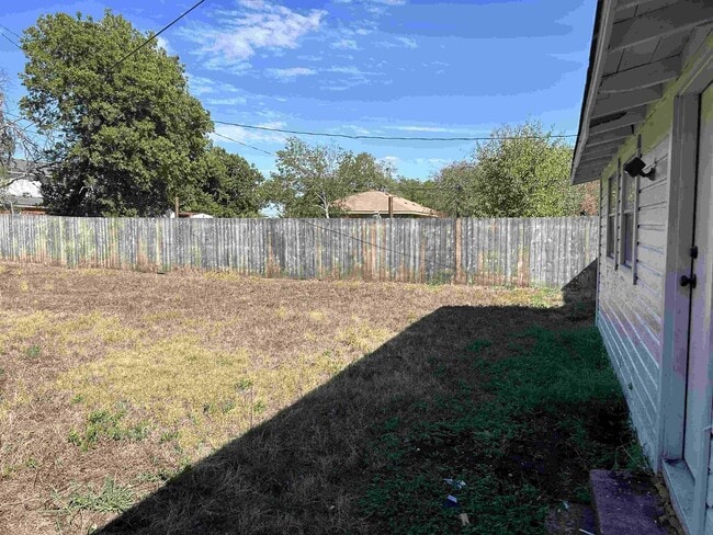 Building Photo - 3-Bedroom Home with Large Yard – Close to ...