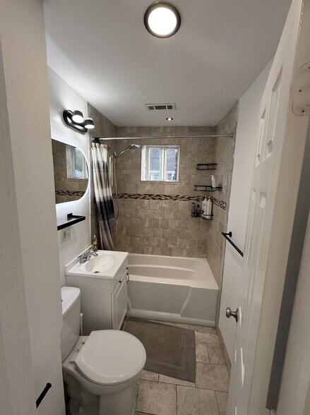 Bathroom (2/2) - 3250 Madison Ave