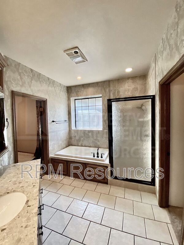 Building Photo - 216 Castle Rock Rd