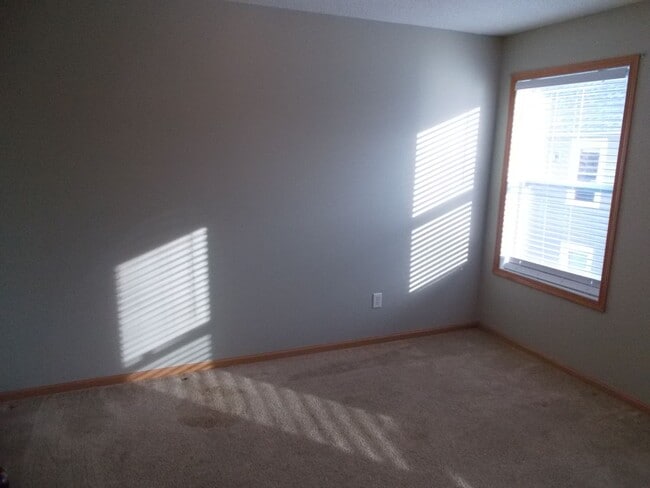 Building Photo - 3 Bedroom, 1 Bathroom Home.