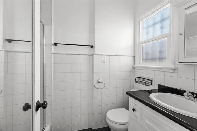 Building Photo - Stylish One Bedroom Unit With Spare Room