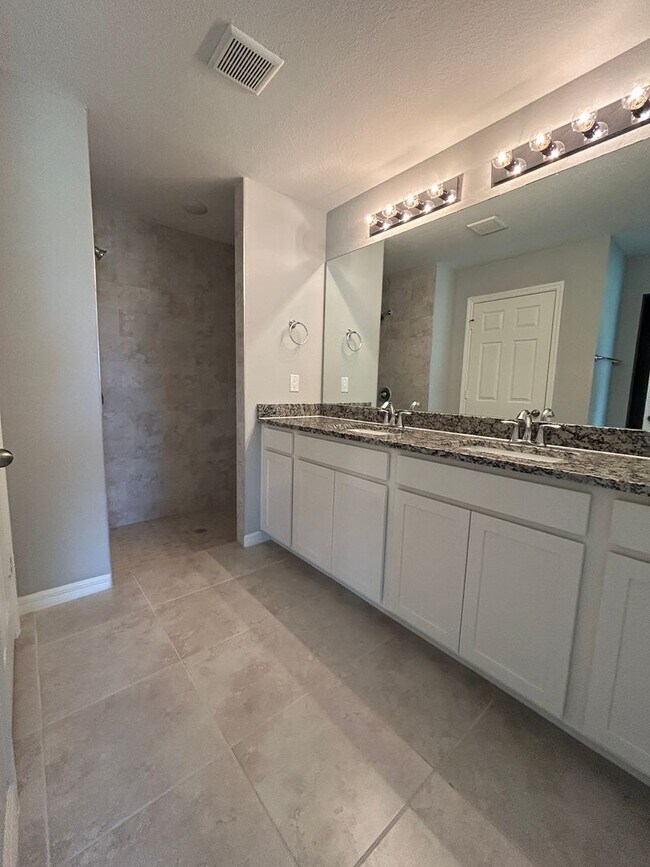 Building Photo - 4 Bedrooms 2 Baths Single-Family Fenced Ho...