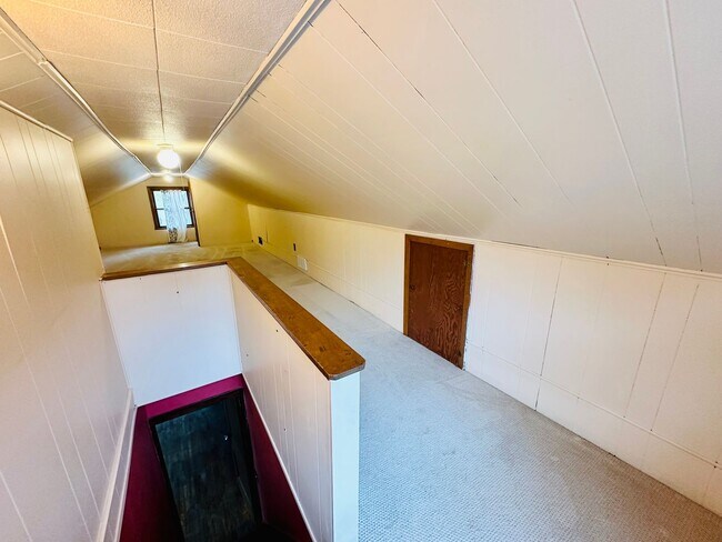 Building Photo - Charming 2-Bedroom Home w/ Finished Loft, Open Floor Plan & Sunroom!