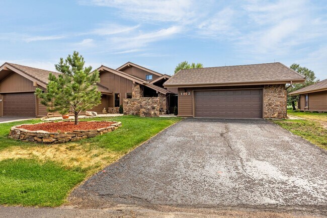 Building Photo - Fully Furnished Executive Townhome in Kiss...