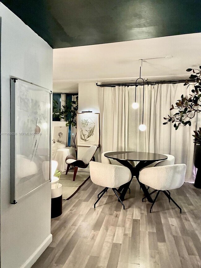 Building Photo - 900 Bay Dr