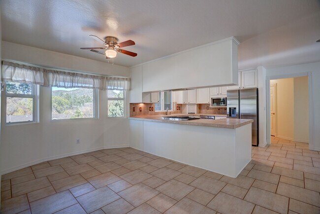 Building Photo - Extra spacious 3 bed 2 bath home in Kingsw...