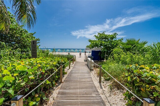 Building Photo - 15811 Collins Ave