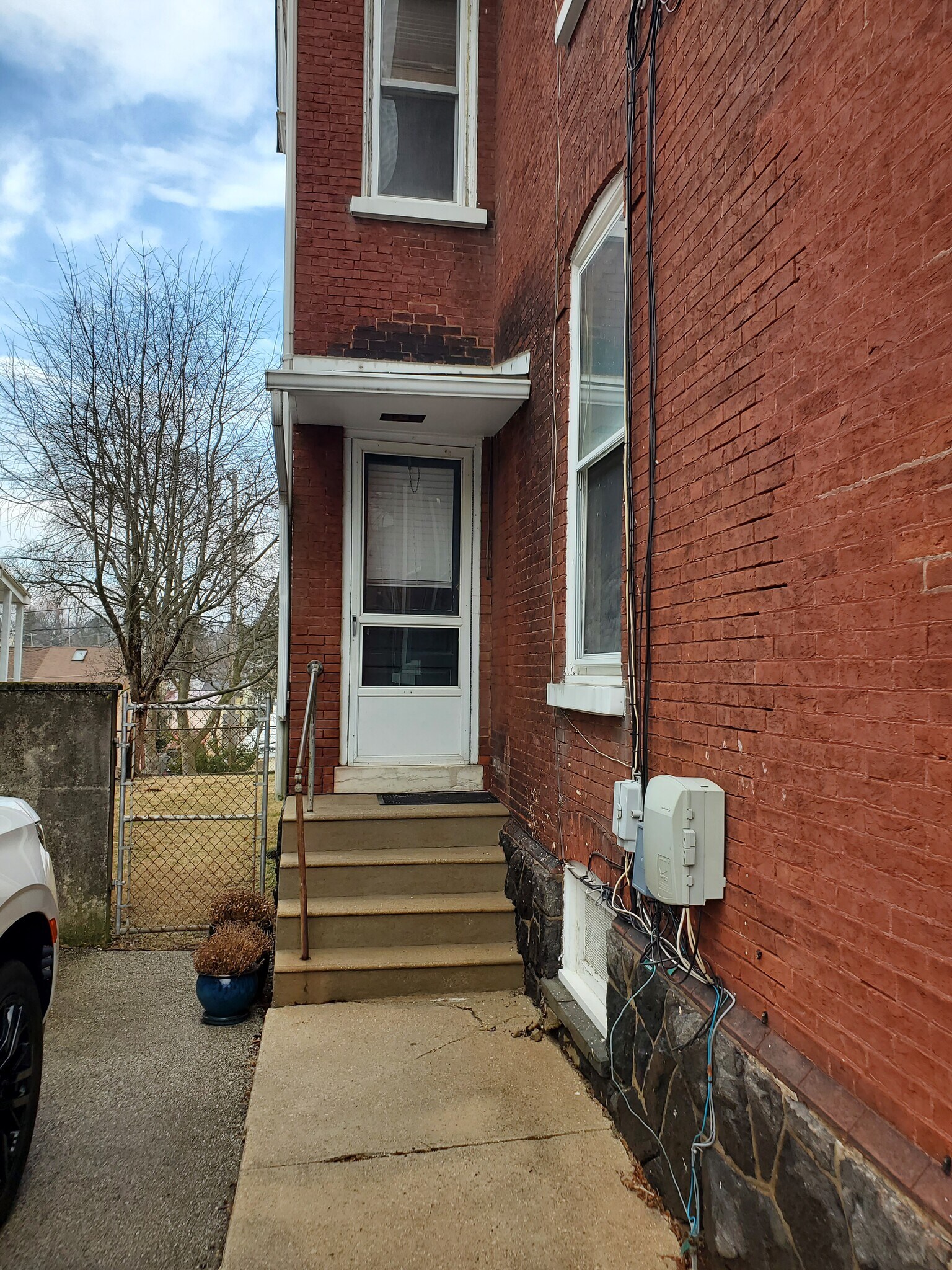 Building Photo - 215 W Chestnut St