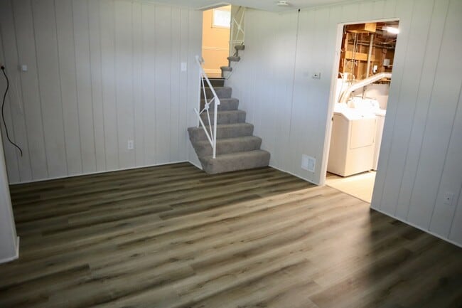 Building Photo - Charming 3-Bedroom, 2-Bath Split-Level Sin...