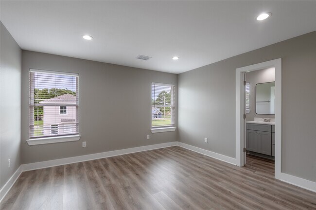 Building Photo - 250 Shady Oaks