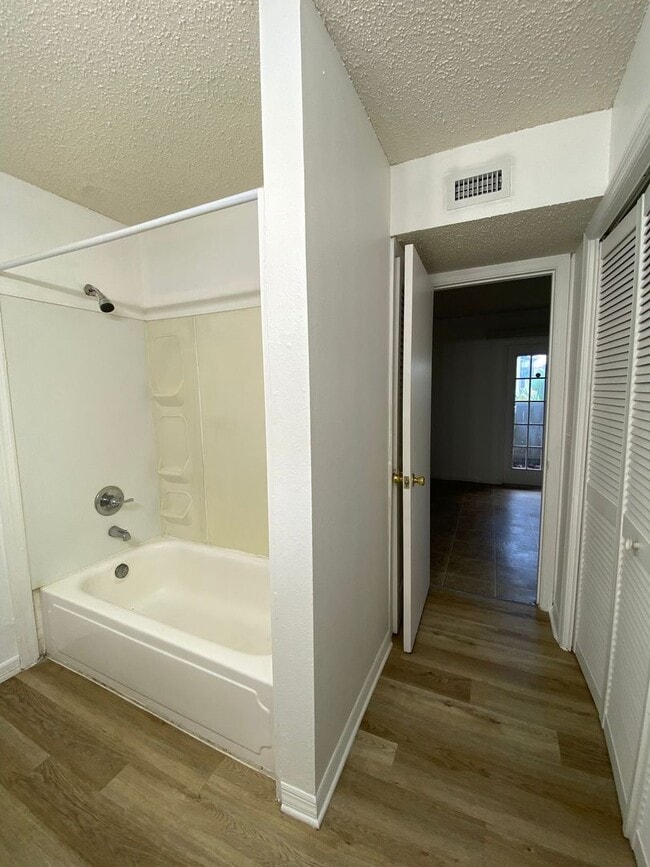 Building Photo - Mono Studio For Rent