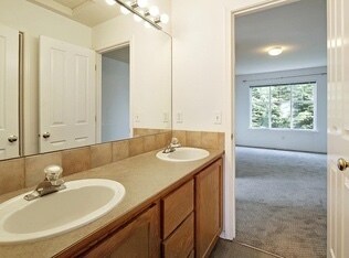 Building Photo - Great Crown Hill Townhouse Near Carkeek Pa...