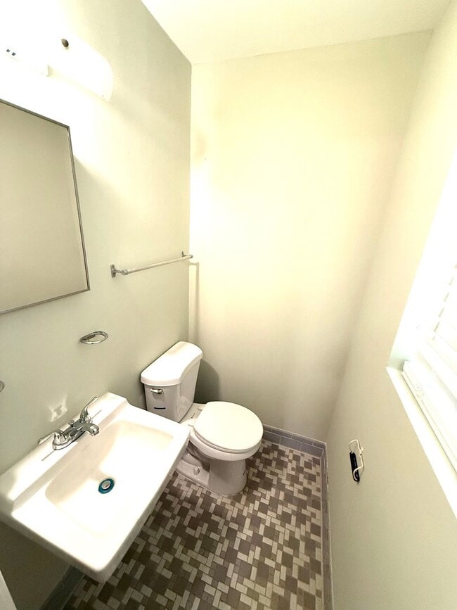 Building Photo - ** 3 bed 1.5 bath located in Southlawn ** Call 334-366-9198 to schedule a self showing