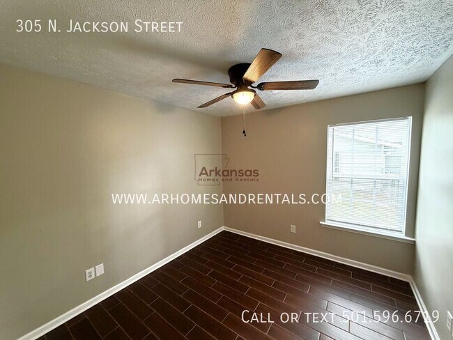 Building Photo - 305 N Jackson St