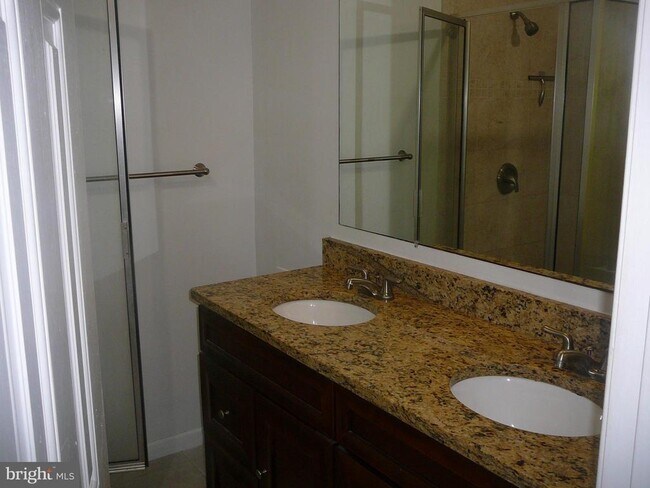 Building Photo - 231 Vine Pl