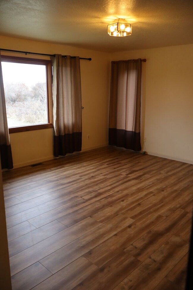 Building Photo - Spacious Home with Large pet friendly yard