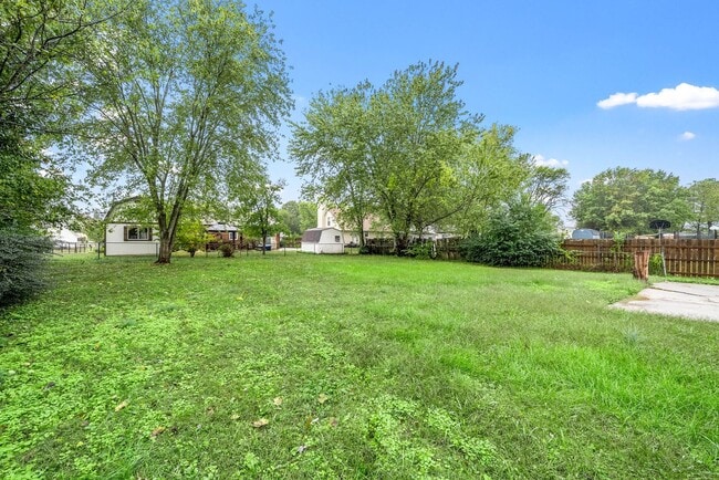 Building Photo - 4 Bedroom 2 Full Bath Pet Friendly Home For Rent!