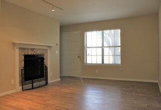 Building Photo - *** SPECIAL $300 OFF 1ST MONTH’S RENT***Available Now! Best Value in North OKC – Comfortable Cond...