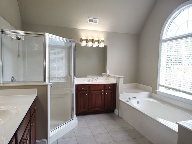 Building Photo - Georgeous home located in the  Shannamara Golf Club Community in Matthews!