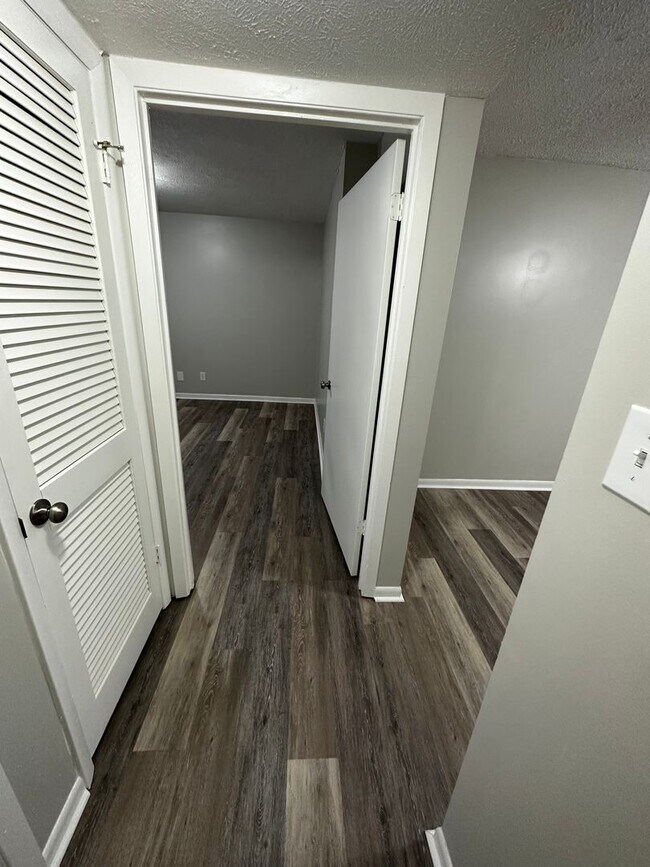 Building Photo - Newly Renovated 1 Bedroom, available Mid A...