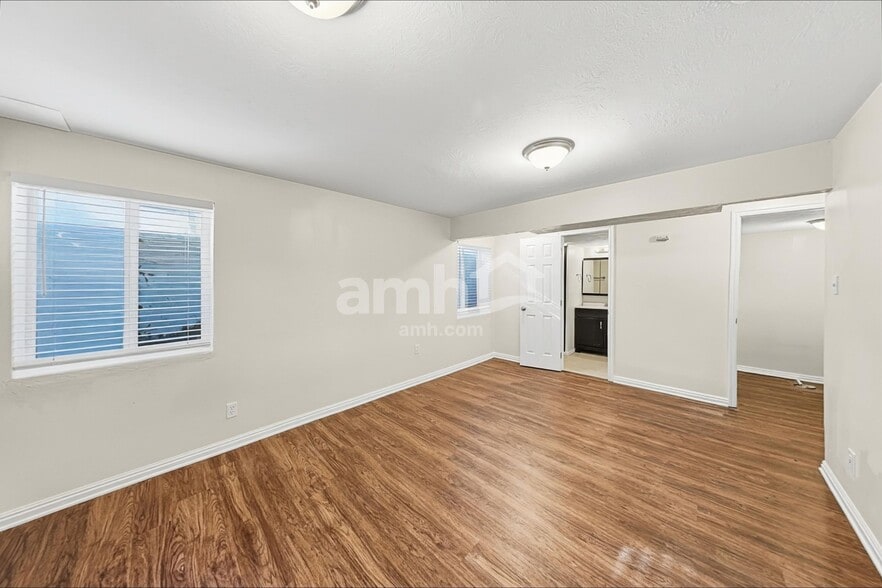 Building Photo - 860 Country Club Dr
