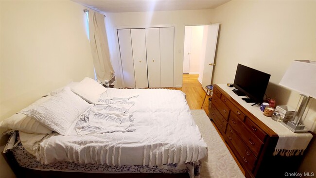 Building Photo - 66-15 Thornton Pl