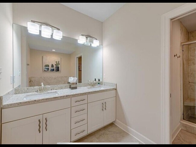 Building Photo - 3 Bedroom semi furnished Duplex type House in Imperial