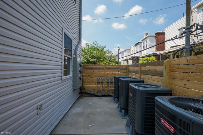 Building Photo - 3 br, 2 bath 4plex - 3213 HAVERFORD AVE Un...