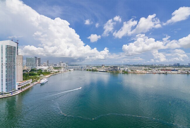 Building Photo - 848 Brickell Key Dr