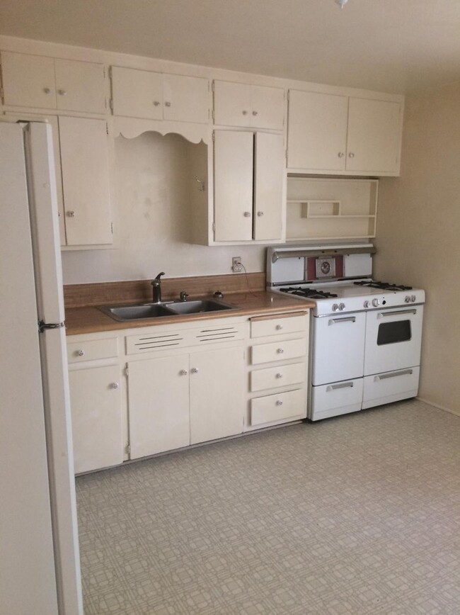6 view from lr into kitchen - 1640 Columbia Dr SE