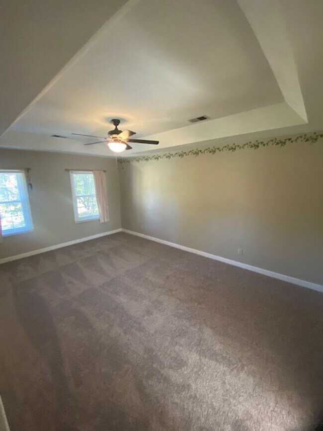 Building Photo - Gorgeous 5 Bedroom 3 Bathroom Brick Home in Woodside Plantation!