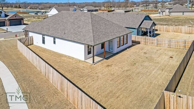Building Photo - Gorgeous 4/2.5/2 on a corner lot!