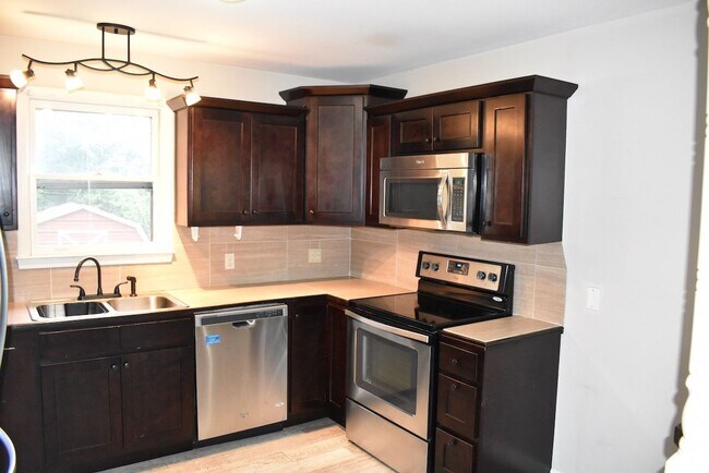 Building Photo - 3 Bed/2 Bath Home in East Nashville, Fenced Yard, Hardwood Floors, Minutes to Shelby Bottoms