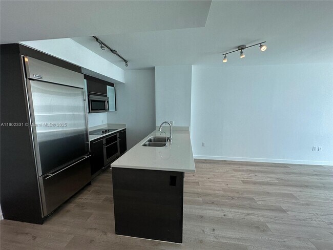 Building Photo - 500 Brickell Ave