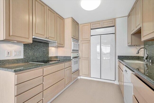 Building Photo - 2200 Sacramento St