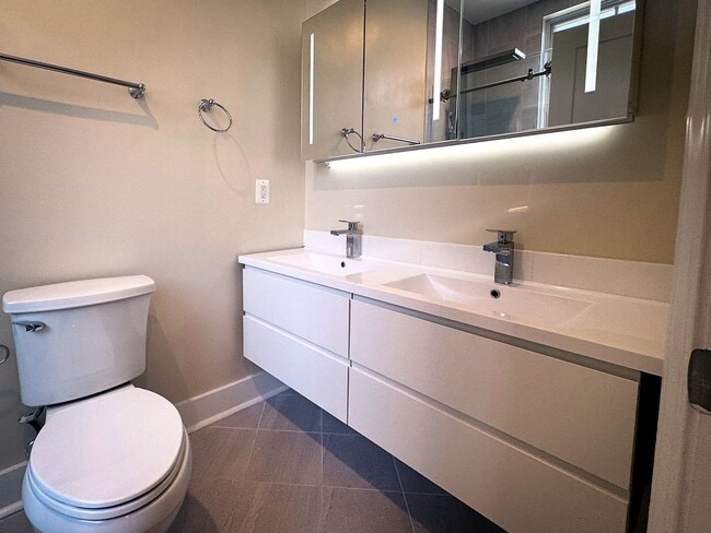 Building Photo - Spacious 2 bedroom/2 bathroom condo in a 2020 elevator building in Petworth