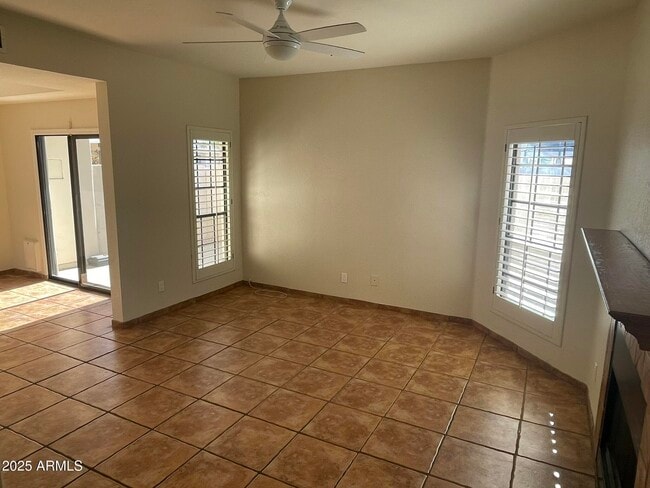 Building Photo - 1124 E Rose Ln