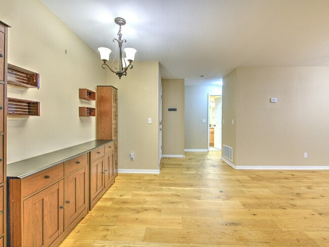 Building Photo - 538 Golden Raintree Pl