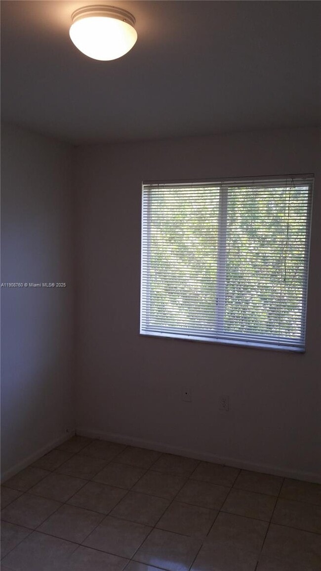 Building Photo - 13950 NE 2nd Ave