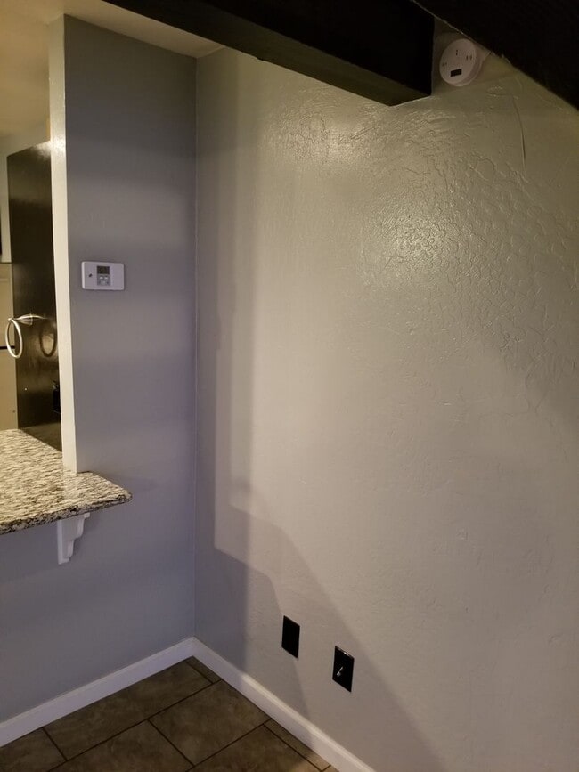 Building Photo - 1 BR Loft Available now