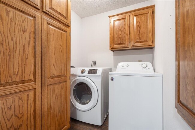 Building Photo - 9 Jordan Ln