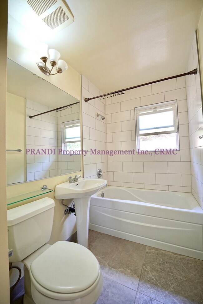 Building Photo - Modern End Unit Apartment in Downtown Novato