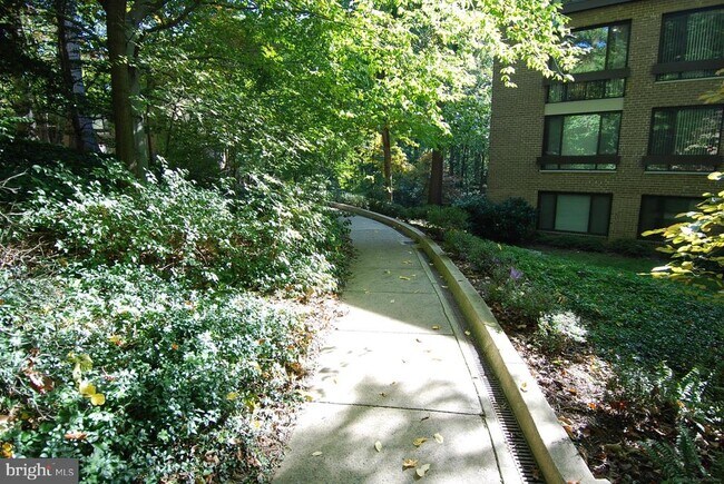 Building Photo - 4960 Sentinel Dr