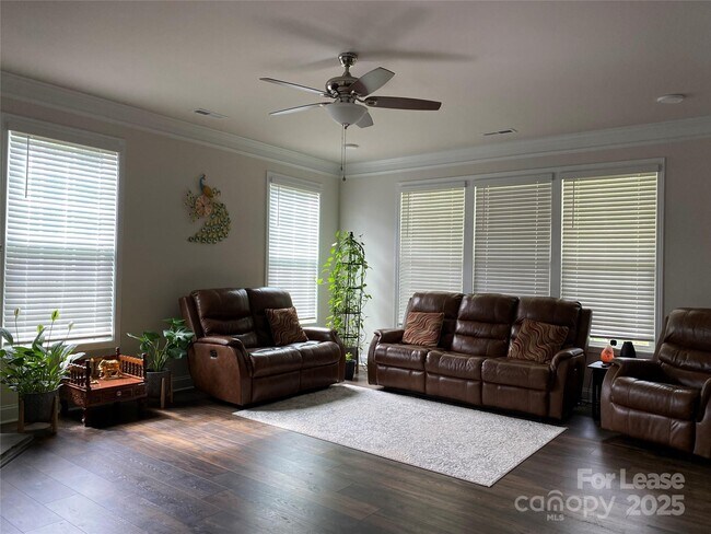 Building Photo - 1076 Thoroughbred Dr.