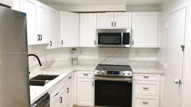 Building Photo - 500 Bayview Dr