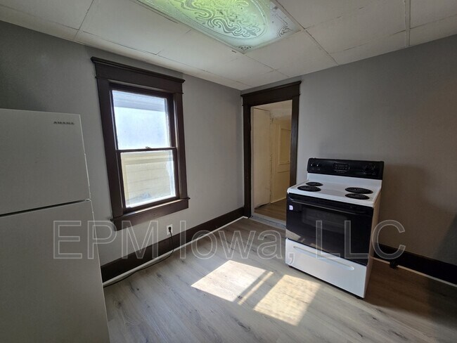 Building Photo - 124 Moir St