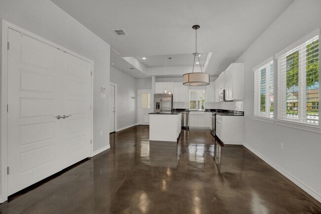 Building Photo - 1365 Hanz Dr
