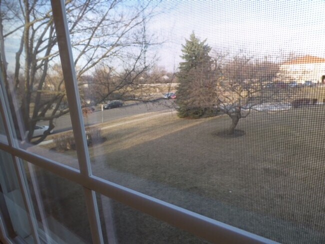 Building Photo - Beautiful 2 bd 1 1/2 ba as soon as July 1 move-in. Great Vernon Hills location!