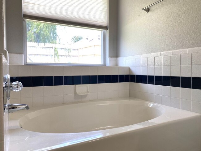 Building Photo - 4 Bed 2.5 Bath in NW OKC // Deer Creek Schools